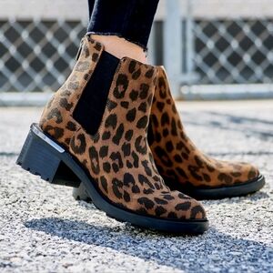 Vince Camuto Leather/Suede Chelsea Boots  Kelivena Leo Leopard  9W